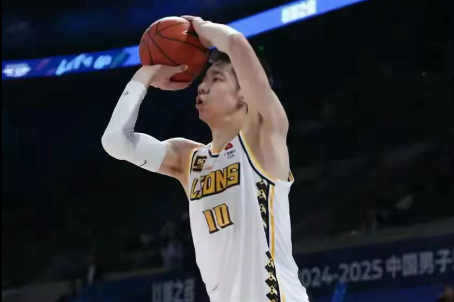 开云官方网站在线登陆-转折点广厦男篮篮板制胜；荷甲赛后攻防权衡；更衣室稳定；控场能力受关注-开云官方网站在线登陆